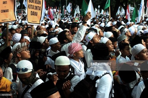 Xristian qubernatorun Qurana həqarəti indoneziyalı müsəlmanları ayağa qaldırdı (Foto)