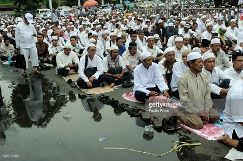 Xristian qubernatorun Qurana həqarəti indoneziyalı müsəlmanları ayağa qaldırdı (Foto)