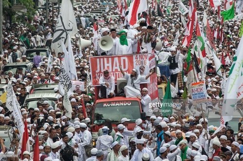 Xristian qubernatorun Qurana həqarəti indoneziyalı müsəlmanları ayağa qaldırdı (Foto)