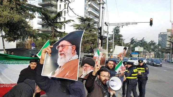 Tiflisdə bir qrup gənc Ali Məqamlı Rəhbərə dəstək aksiyası keçiriblər (Foto-Video)