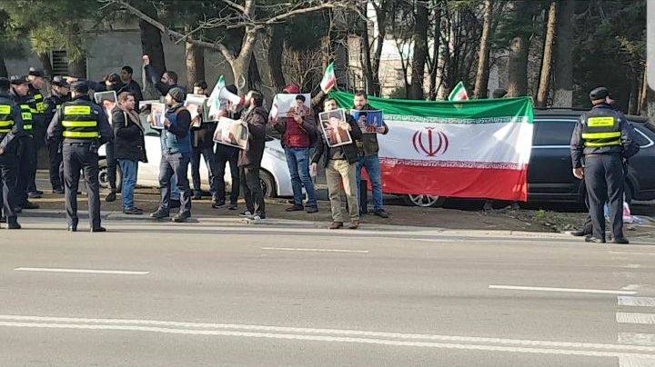 Tiflisdə bir qrup gənc Ali Məqamlı Rəhbərə dəstək aksiyası keçiriblər (Foto-Video)