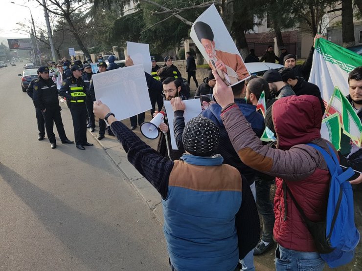 Tiflisdə bir qrup gənc Ali Məqamlı Rəhbərə dəstək aksiyası keçiriblər (Foto-Video)