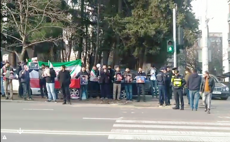 Tiflisdə bir qrup gənc Ali Məqamlı Rəhbərə dəstək aksiyası keçiriblər (Foto-Video)