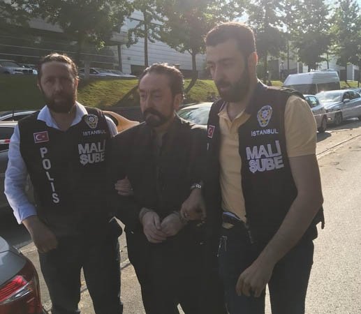 Adnan Oktarın həbsinin təfərrüatları: Polisi görən kimi qaçdı - FOTOLAR