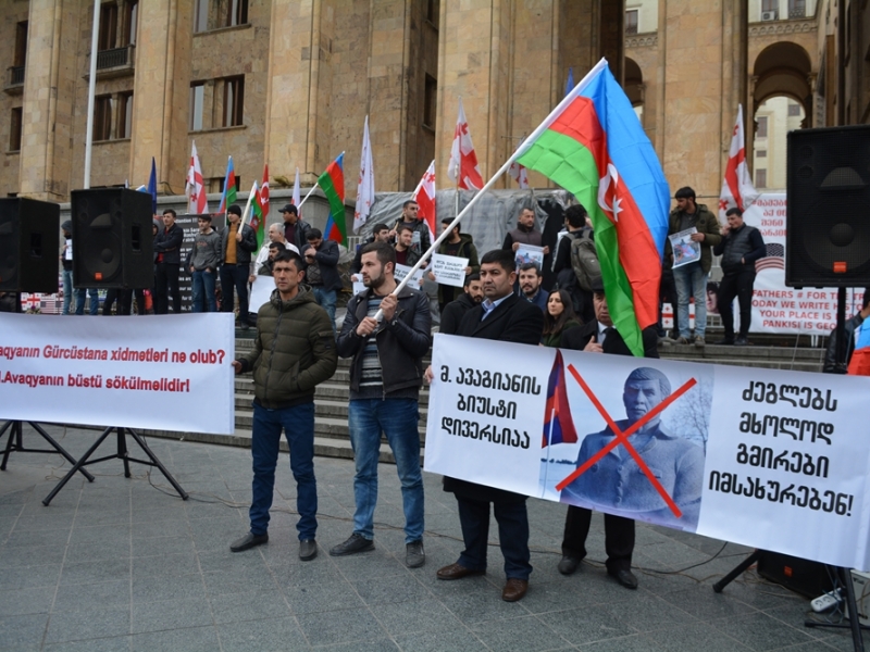 Parlament qarşısında Mixal Avaqiyanın büstünün götürülməsi tələb olundu - Aksiya (FOTO)