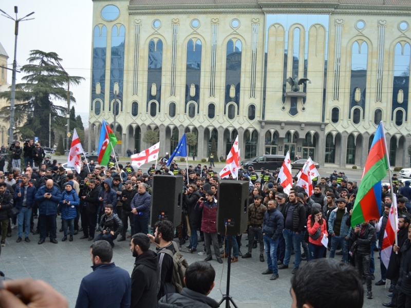 Parlament qarşısında Mixal Avaqiyanın büstünün götürülməsi tələb olundu - Aksiya (FOTO)