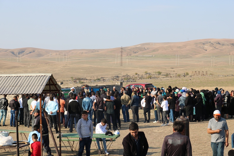 Peyğəmbərin (s) səhabəsi Hz.Qeysin (r.ə) ziyarətgahında əza mərasimi (Foto)