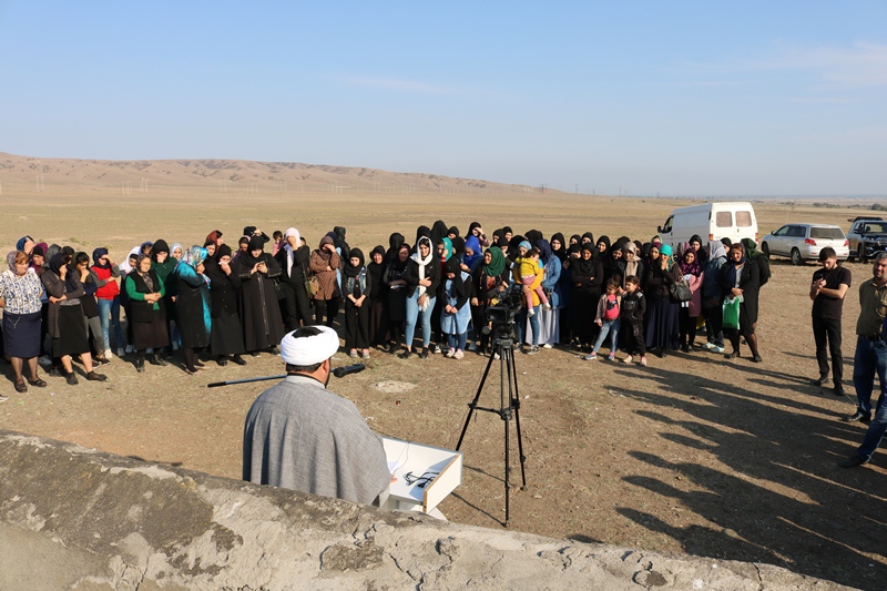 Peyğəmbərin (s) səhabəsi Hz.Qeysin (r.ə) ziyarətgahında əza mərasimi (Foto)