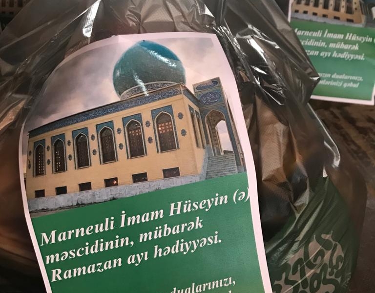 Marneuli İmam Hüseyn (ə) məscidi 60 ailəyə mübarək Ramazan ayı hədiyyəsi... (Foto)